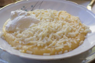 Peynirli Mamaliga, Romanya, Moldova ve Batı Ukrayna 'da geleneksel olarak kullanılan sarı mısır unundan yapılmış bir lapa.