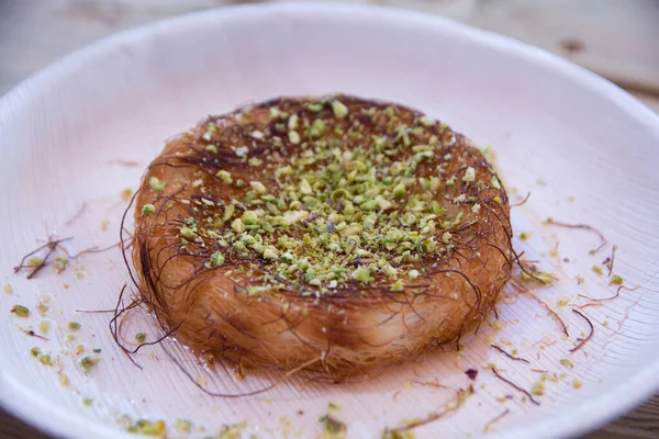 Kanafeh Traditional Middle Eastern Delicious Dessert Served White Plate Topping — Stock Photo, Image