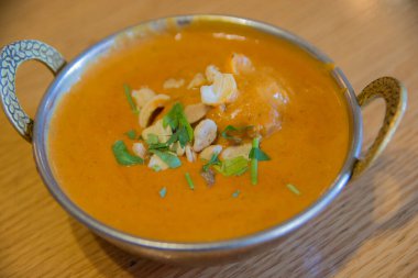 Çok popüler bir Hint vejetaryen yemeği olan Malai Kofta, krem peynirli ve baharatlı domates soslu patates topları.