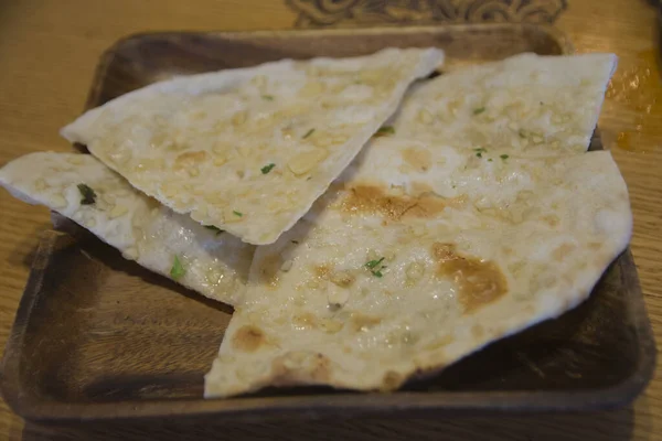 Naan Ajo Pan Plano Indio Popular Servido Plato Madera Imágenes de stock libres de derechos