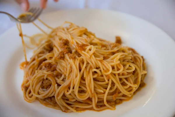 Nahaufnahme Einer Traditionellen Spaghetti Bolognese Einem Weißen Teller — Stockfoto