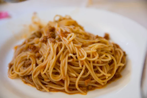 Nahaufnahme Einer Traditionellen Spaghetti Bolognese Einem Weißen Teller — Stockfoto