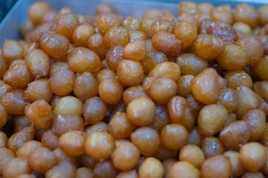 Awamat tatlıları yığını, Lokmet El Kady olarak da bilinir, ve Lokaymat, Lübnan gevrek donut topları, şurupla kaplıdır.