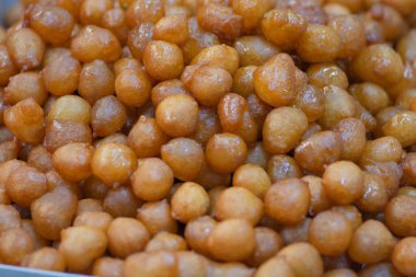 Awamat tatlıları yığını, Lokmet El Kady olarak da bilinir, ve Lokaymat, Lübnan gevrek donut topları, şurupla kaplıdır.