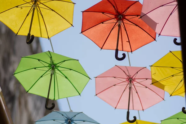 Közel Sok Színes Esernyő Lógott Kék Alatt — Stock Fotó
