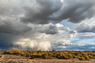 Çöl üzerinde dramatik gökyüzü.