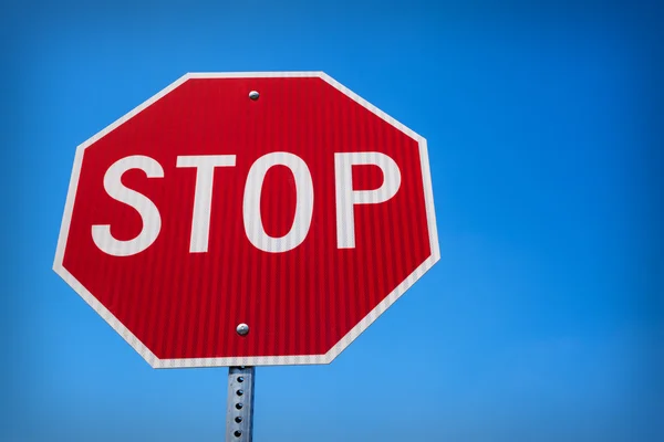 Mavi gökyüzüne karşı dur işareti