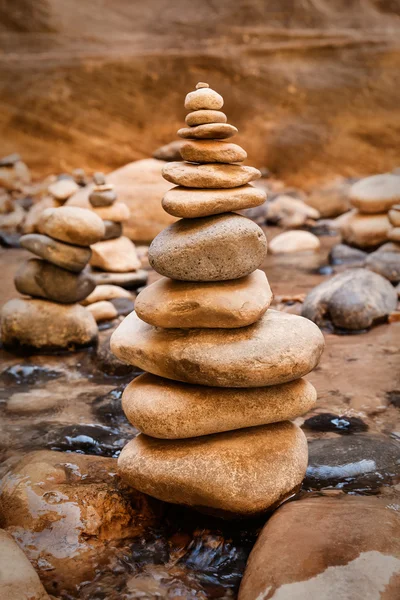 Taşlar piramidi sembolize eder zen, ahenk, denge. — Stok fotoğraf