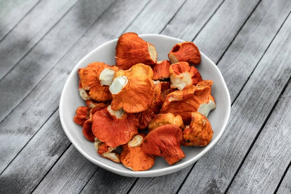 Beyaz tabakta toplanmış ıstakoz mantarının üst görüntüsü - Görüntü