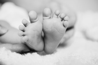 Bebeğin ayakları siyah beyaz