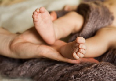 Annenin yandan yeni doğan bebek ayaklar