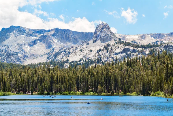 Shallow quiet Mammoth Lake, California — Stock Photo, Image