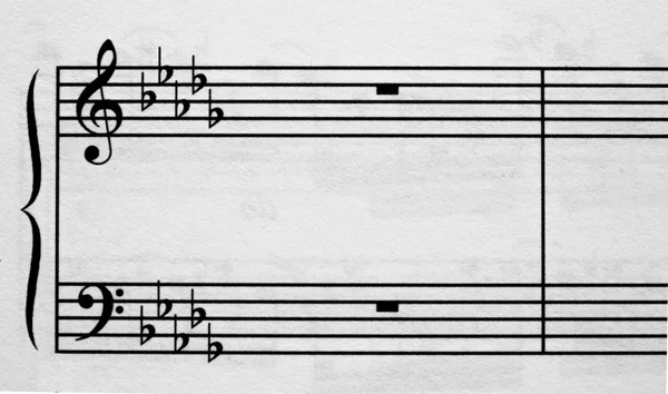 Музыкальный коллектив фортепиано, G clef и F clef со знаком покоя — стоковое фото
