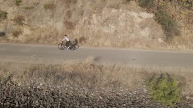 4K. Bisikletli güzel kadın.