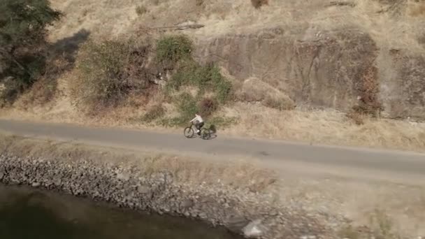 Camino en bicicleta 4K a lo largo de un río — Vídeos de Stock