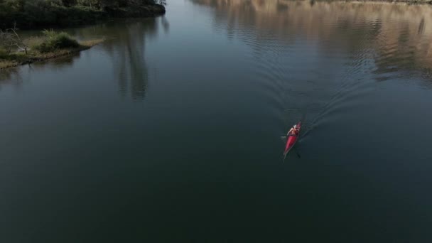 4K Verano puesta de sol kayak tirar el río — Vídeos de Stock