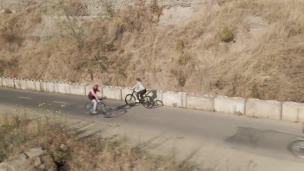 4K Sunset solig cykeltur längs en flod — Stockvideo