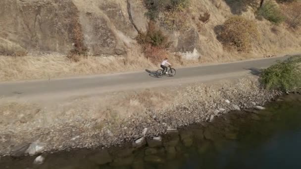 4K Coucher de soleil vélo sur le vélo le long d'une rivière — Video