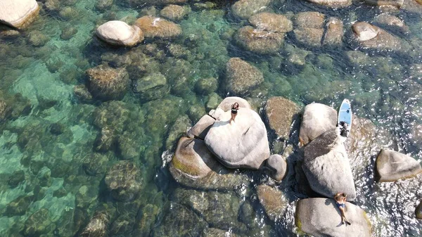 Любители отдыхают в кристально чистом озере — стоковое фото