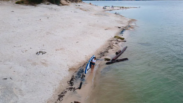 Bela senhora se preparar para remar incrível — Fotografia de Stock