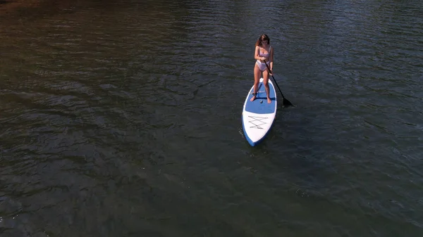 Lady paddling on the mountain crystal lake — Stock Photo, Image