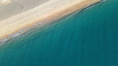 Pasifik Okyanusu sahili kristal sakin suyla 