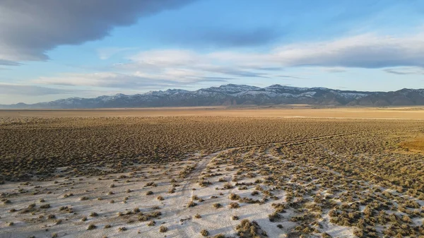 Montanhas de neve com fontes termais no deserto do vale surpresa — Fotografia de Stock