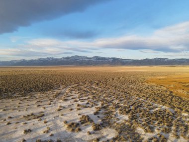 Arka planda kar dağları ve sürpriz vadide kaplıcalar. 