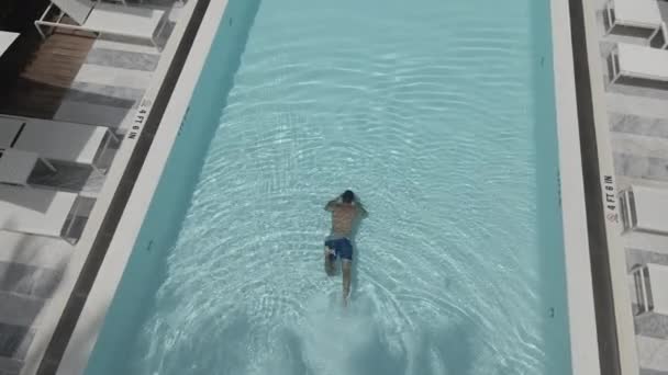 El joven nada toda la piscina bajo el agua — Vídeos de Stock