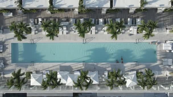 Vista de la piscina en el techo del hotel desde el cielo. — Vídeo de stock