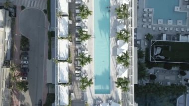 Gökyüzünden yüzme havuzu görüntüleri..