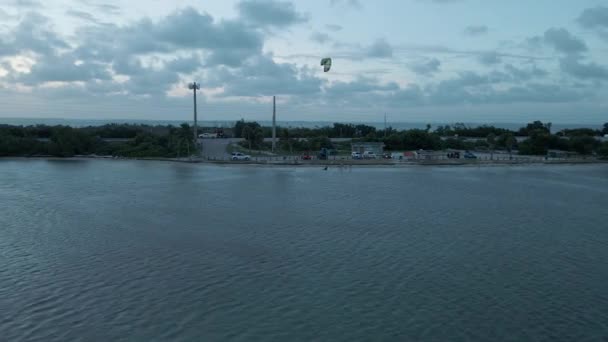 Panoramatické záběry Kate Surfující muž jezdec — Stock video