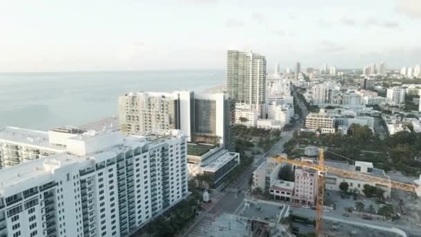 Drönarflyg längs Miami Beach — Stockvideo