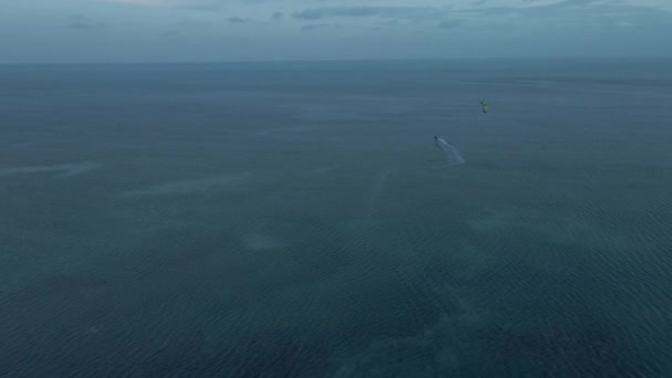 滑板冲浪者在海洋上的电影镜头 — 图库视频影像