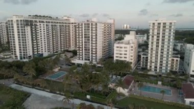 Miami Beach apartmanlarının sinematik görüntüleri..