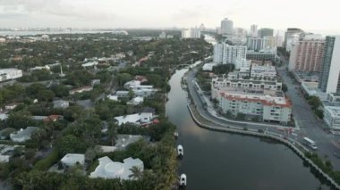 Miami plajı boyunca sabah uçuşu 