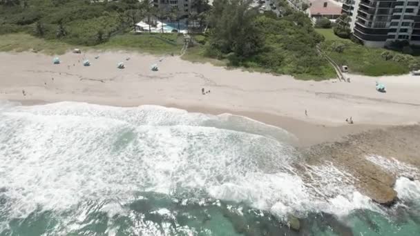 Vista cinematográfica desde el dron hasta la playa de arena — Vídeos de Stock