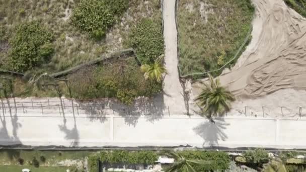 Vista cinematográfica desde el dron hasta la playa de arena — Vídeo de stock