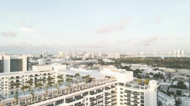 Lüks çatı yüzme havuzu boyunca uçuş