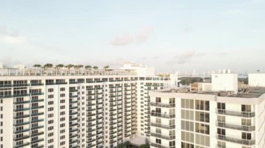 Panoramik apartmanlar Miami Beach City 'i gösteriyor.