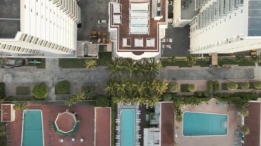 En tepeden Miami Beach tatil köyü manzarası