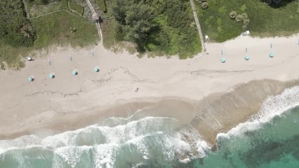 Imágenes cinematográficas del dron a la playa de arena — Vídeos de Stock