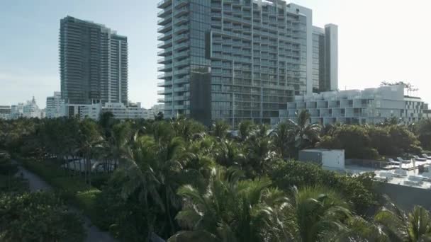 Panoramisch uitzicht op luxe appartementen Miami Beach — Stockvideo