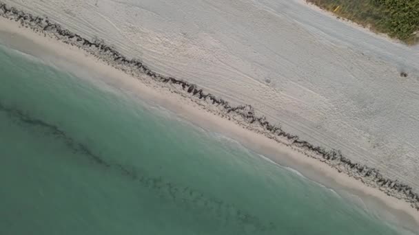 Vista cinematográfica desde el dron hasta la playa de arena — Vídeos de Stock