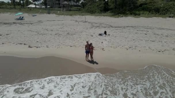 海のビーチで楽しむカップル — ストック動画