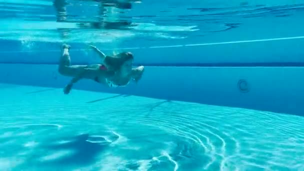 Dame mit Bikini schwimmt unter Wasser — Stockvideo