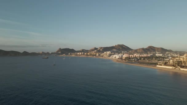 Imagens cinematográficas de drones voando ao longo do oceano e da costa — Vídeo de Stock