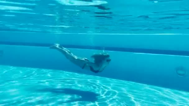 Beautiful young lady swimming underwater slow motion — Stock Video