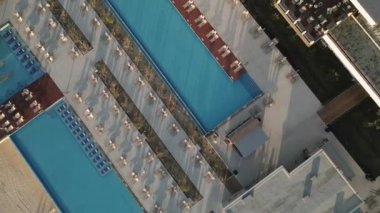 Lüks yüzme havuzu drone görüntüleri