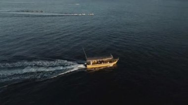 Okyanus ve sahil boyunca uçan insansız hava aracı görüntüleri